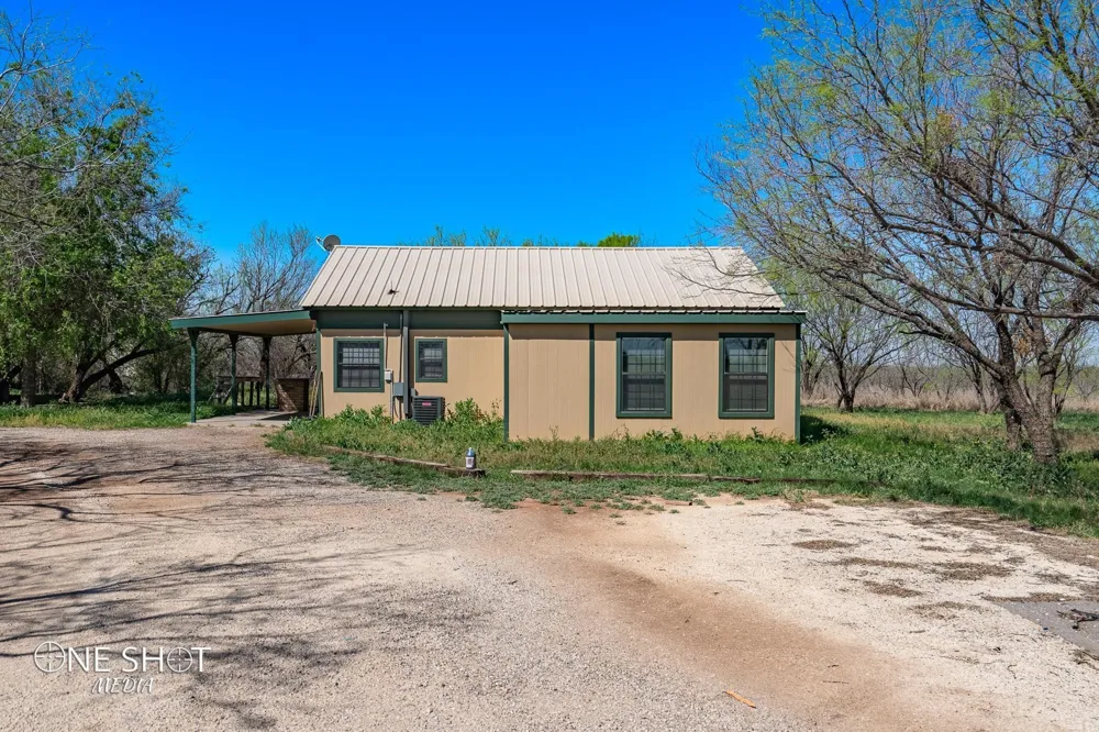 542 Mccartney Lane Tye, TX 79563