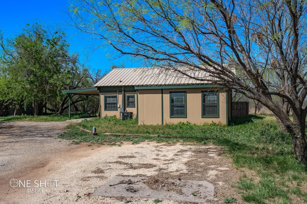 542 Mccartney Lane Tye, TX 79563