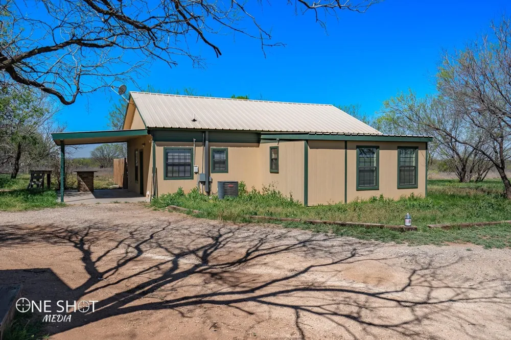 542 Mccartney Lane Tye, TX 79563