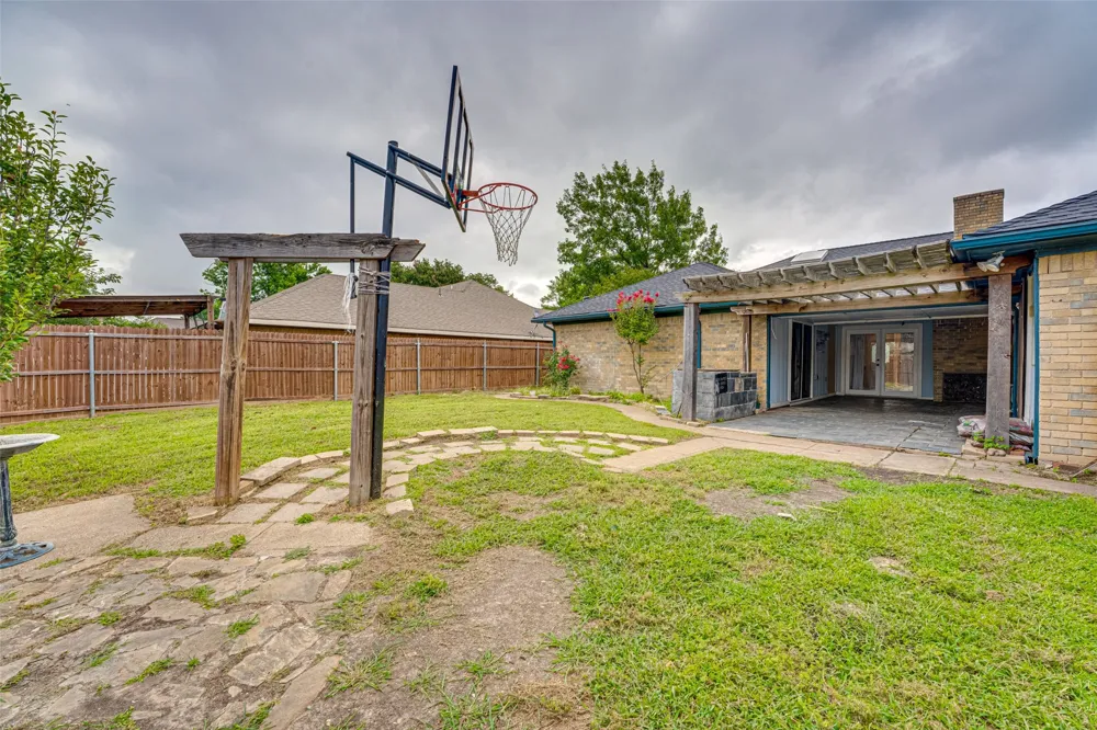 917 Meadowgate Drive Garland, TX 75040