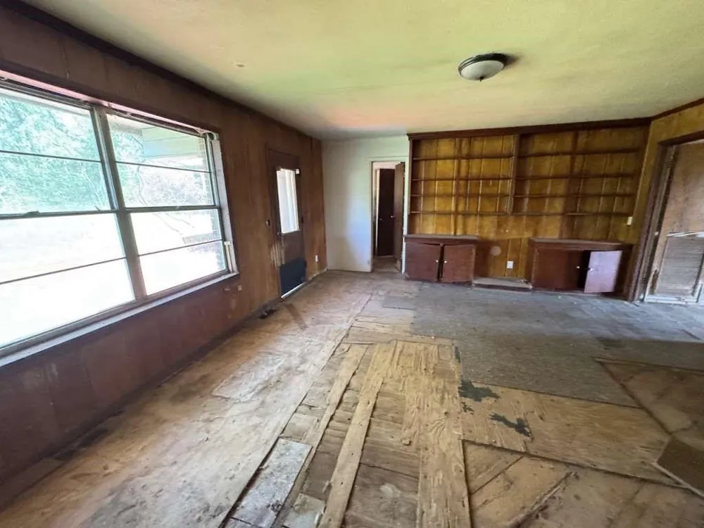 806 E First Hughes Springs, TX 75656