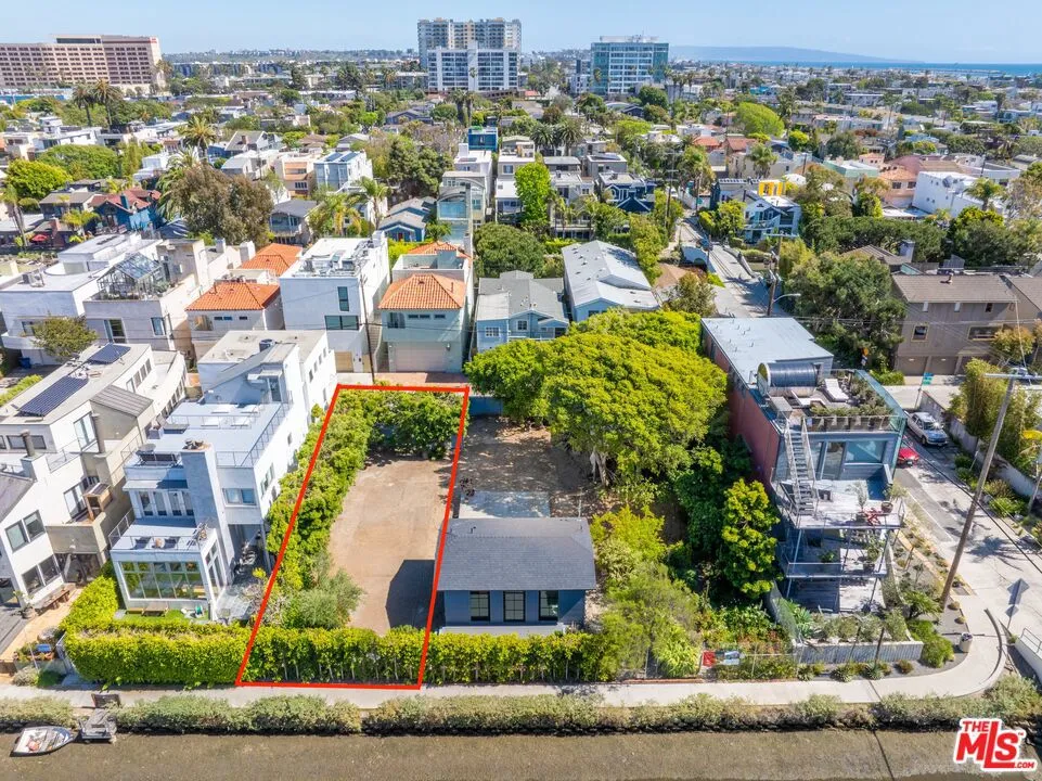 410 Linnie Canal Venice, CA 90291