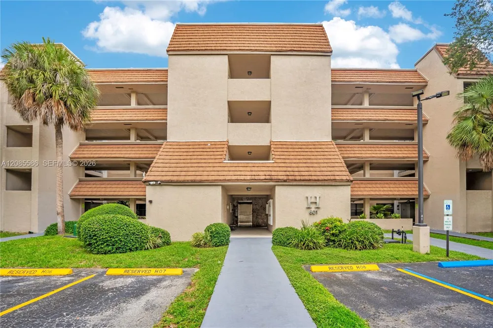601 Ives Dairy Rd #105-8 Miami, FL 33179