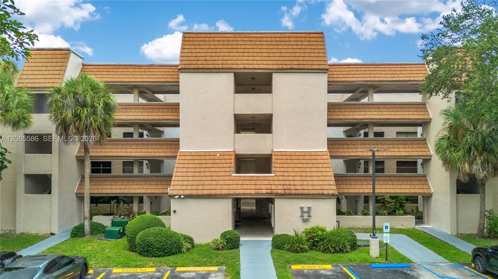 601 Ives Dairy Rd #105-8 Miami, FL 33179