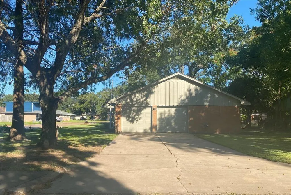 102 Mulberry Street Lake Jackson, TX 77566