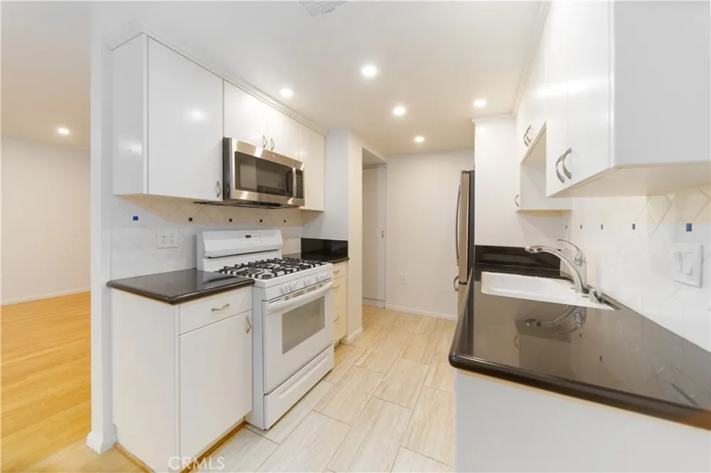 10926 Bluffside Dr. #32 Studio City, CA 91604