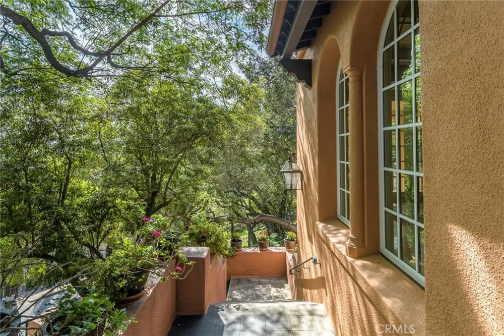 2401 Cascadia Drive Glendale, CA 91206