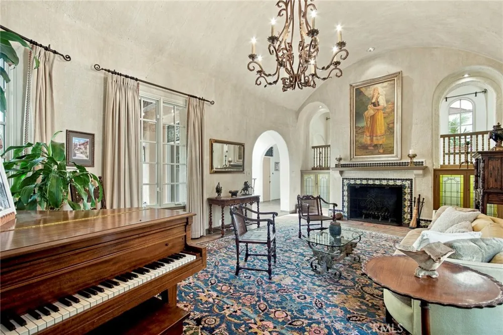 2401 Cascadia Drive Glendale, CA 91206