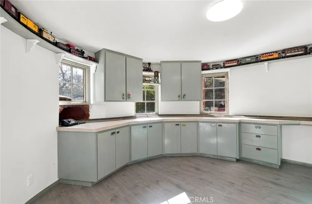 2401 Cascadia Drive Glendale, CA 91206