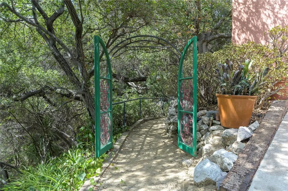 2401 Cascadia Drive Glendale, CA 91206