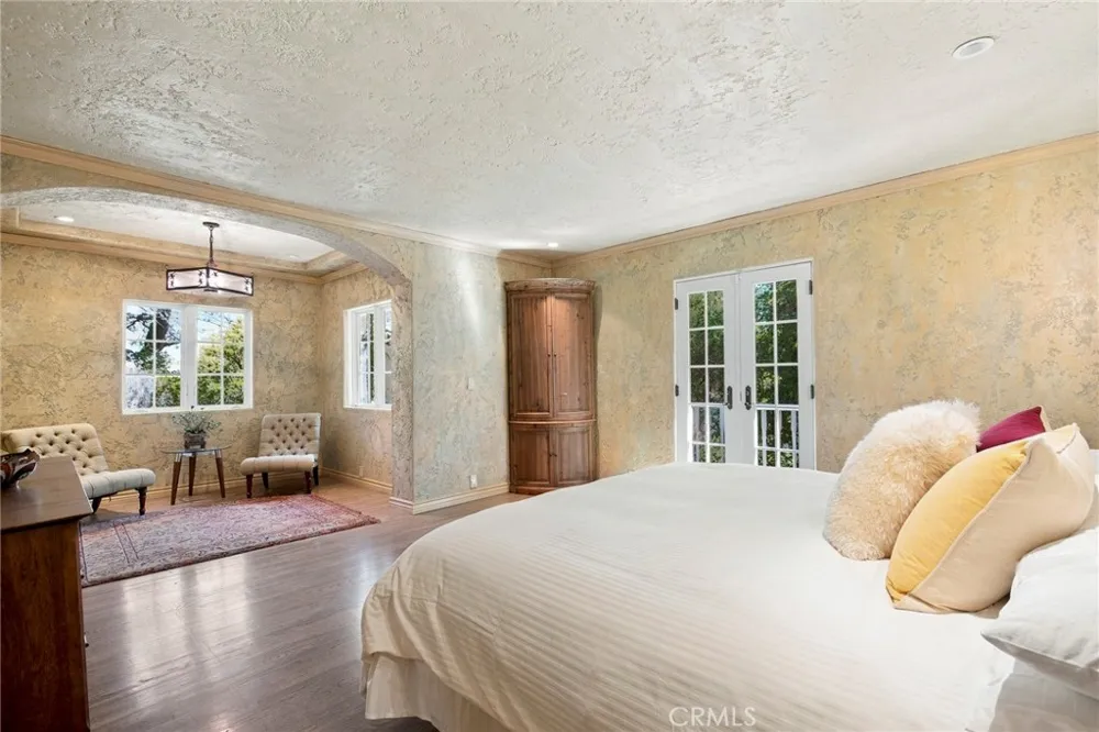 2401 Cascadia Drive Glendale, CA 91206