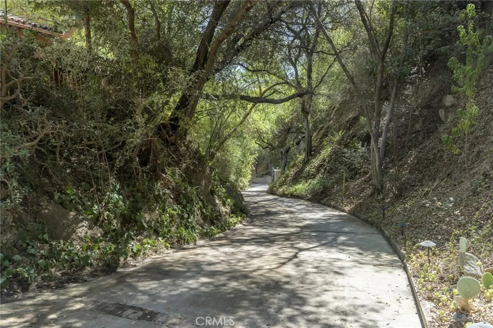 2401 Cascadia Drive Glendale, CA 91206