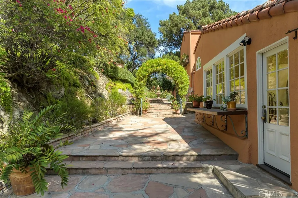 2401 Cascadia Drive Glendale, CA 91206