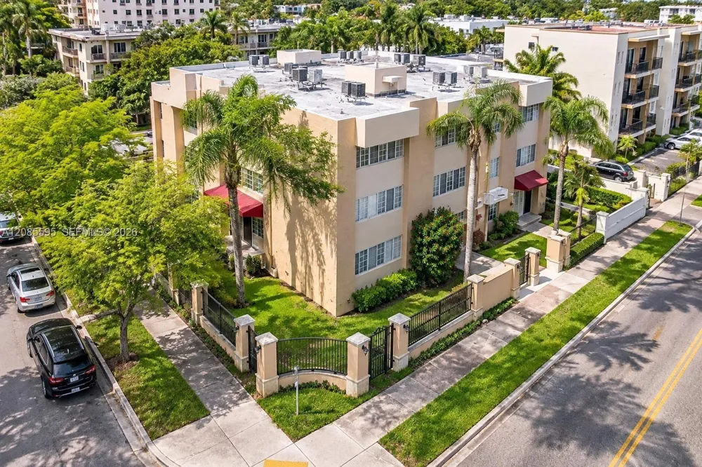 300 Madeira Ave #304 Coral Gables, FL 33134