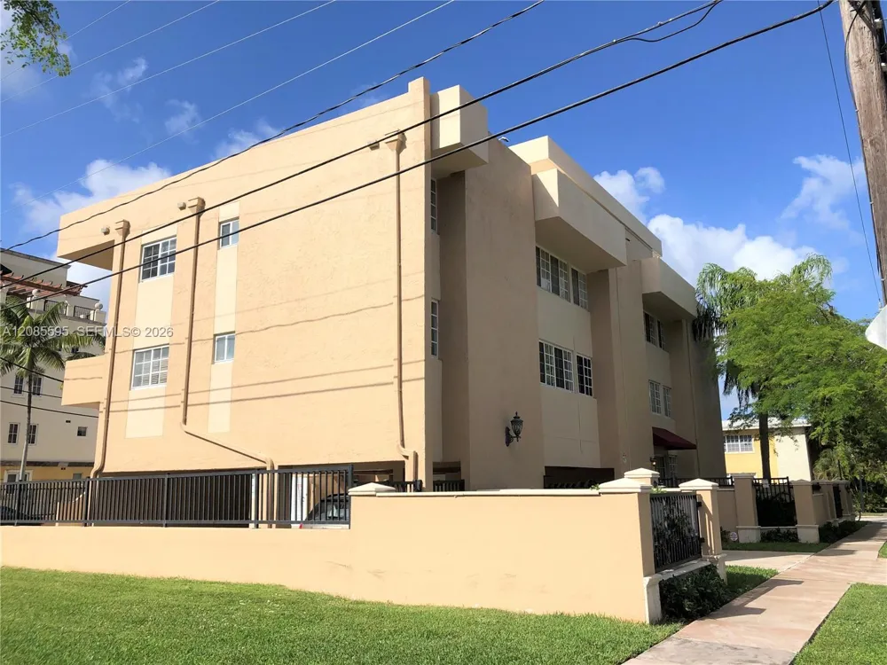300 Madeira Ave #304 Coral Gables, FL 33134