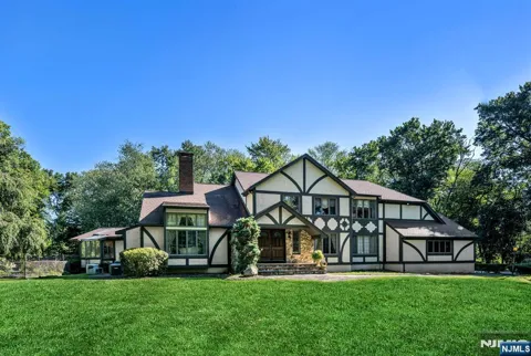 40 Mohegan Trail