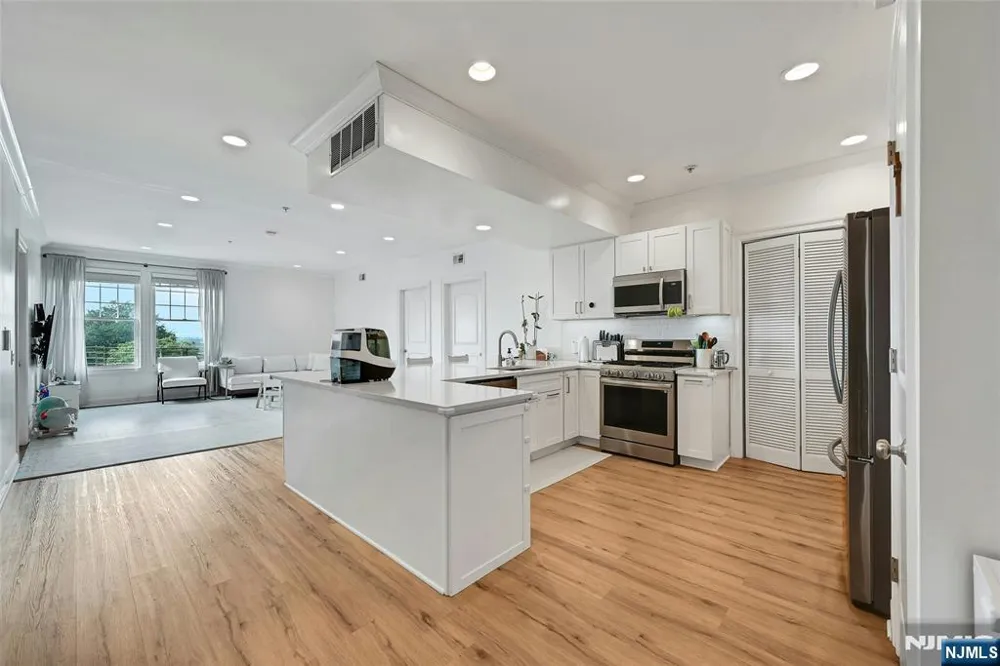 7716 Kennedy Boulevard 3E North Bergen, NJ 07047