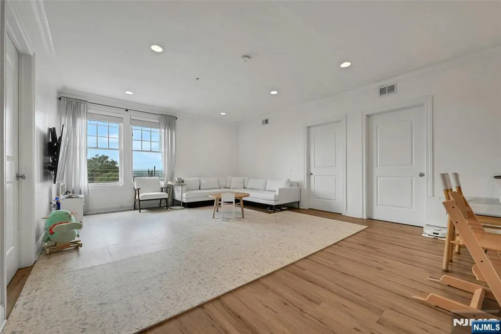 7716 Kennedy Boulevard 3E North Bergen, NJ 07047