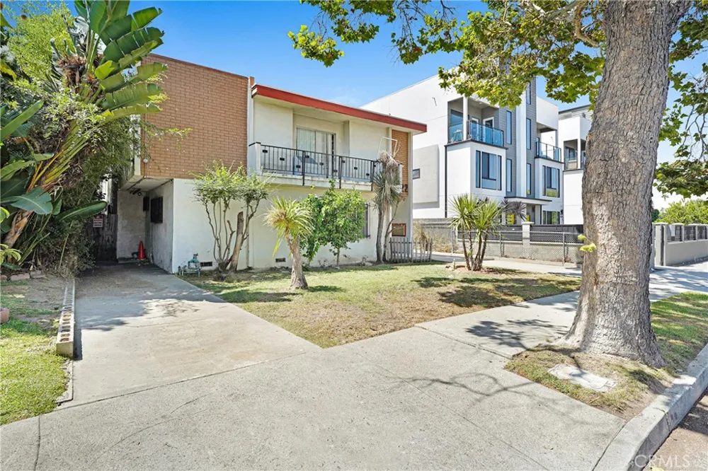 4522 St Charles Place Los Angeles, CA 90019