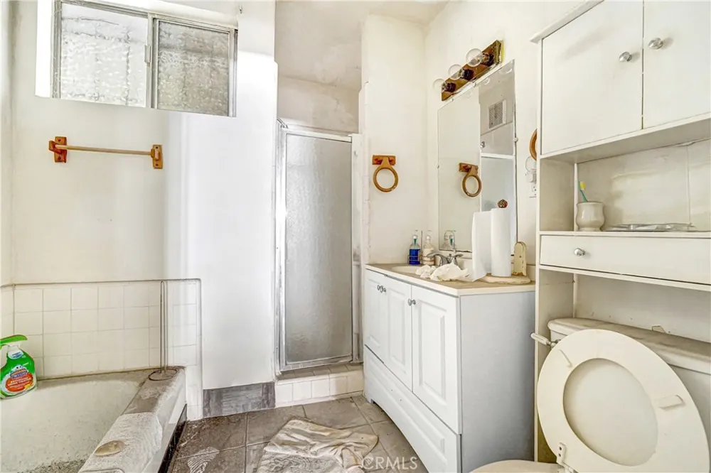 4522 St Charles Place Los Angeles, CA 90019