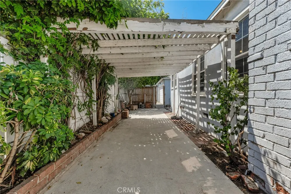 8101 Lemona Los Angeles, CA 91402
