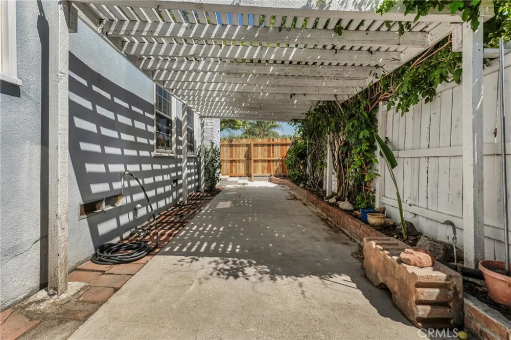 8101 Lemona Los Angeles, CA 91402