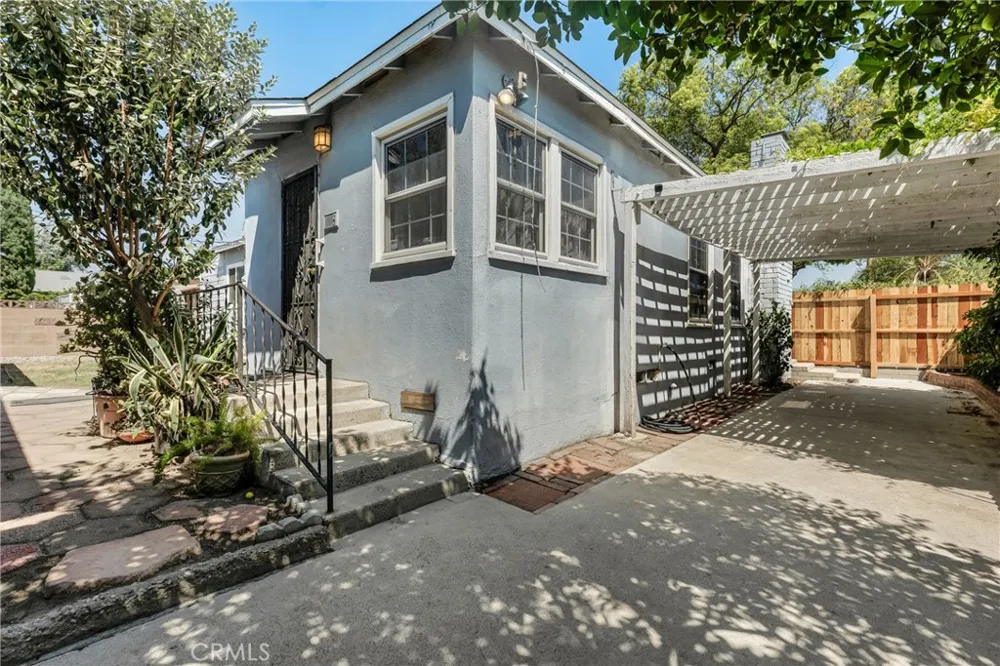 8101 Lemona Los Angeles, CA 91402