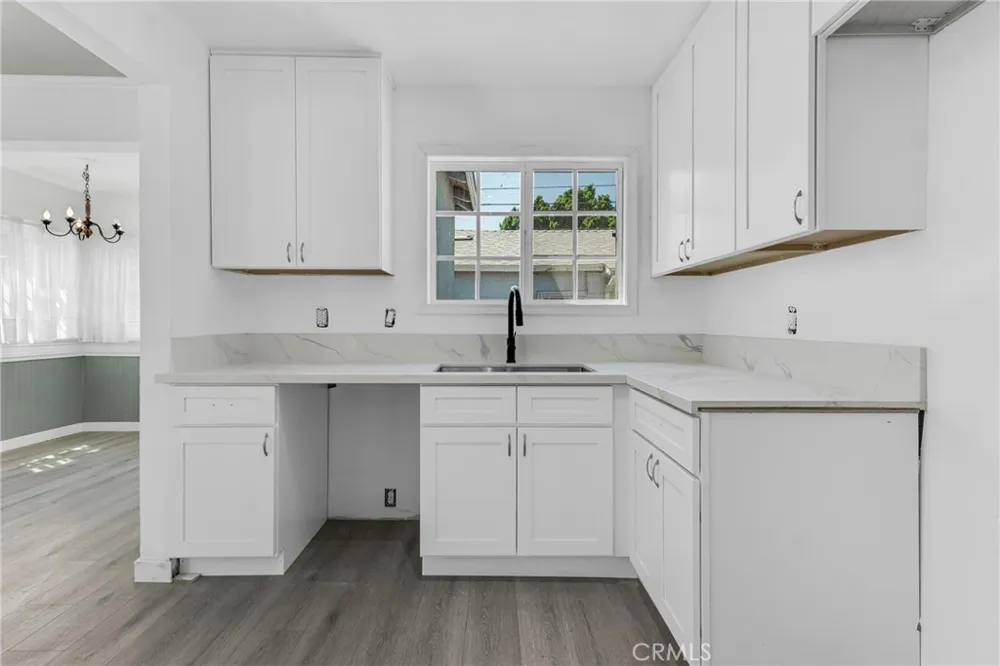 8101 Lemona Los Angeles, CA 91402