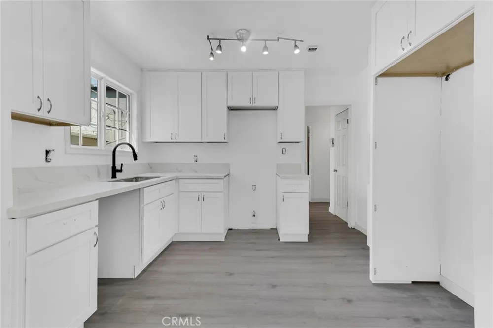 8101 Lemona Los Angeles, CA 91402