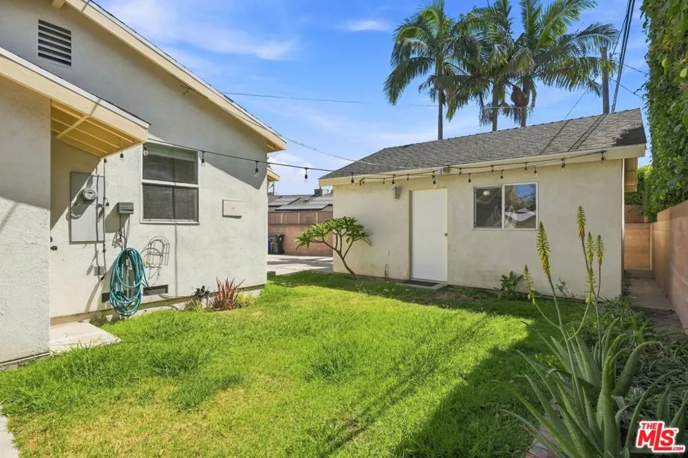8845 Glider Avenue Los Angeles, CA 90045