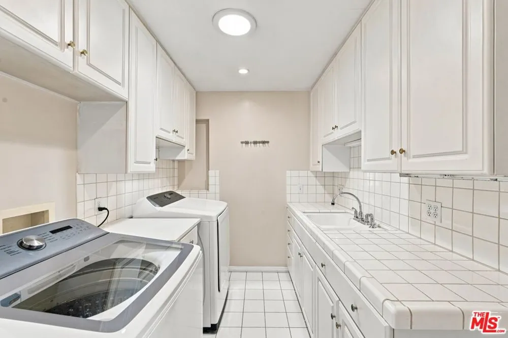 8845 Glider Avenue Los Angeles, CA 90045