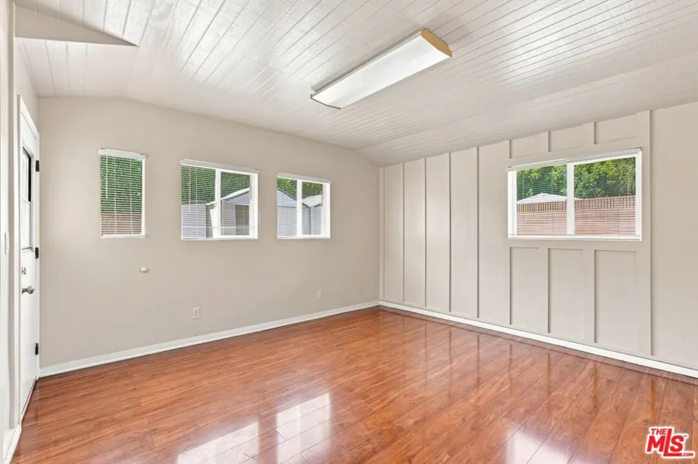 8845 Glider Avenue Los Angeles, CA 90045