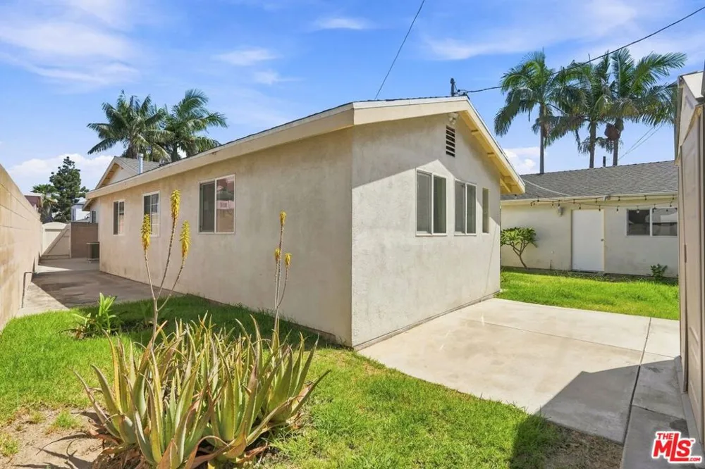 8845 Glider Avenue Los Angeles, CA 90045