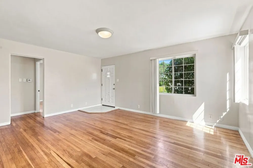 8845 Glider Avenue Los Angeles, CA 90045