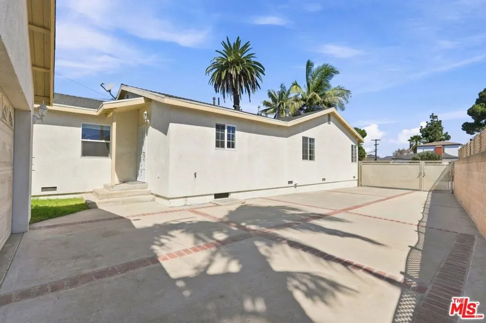 8845 Glider Avenue Los Angeles, CA 90045
