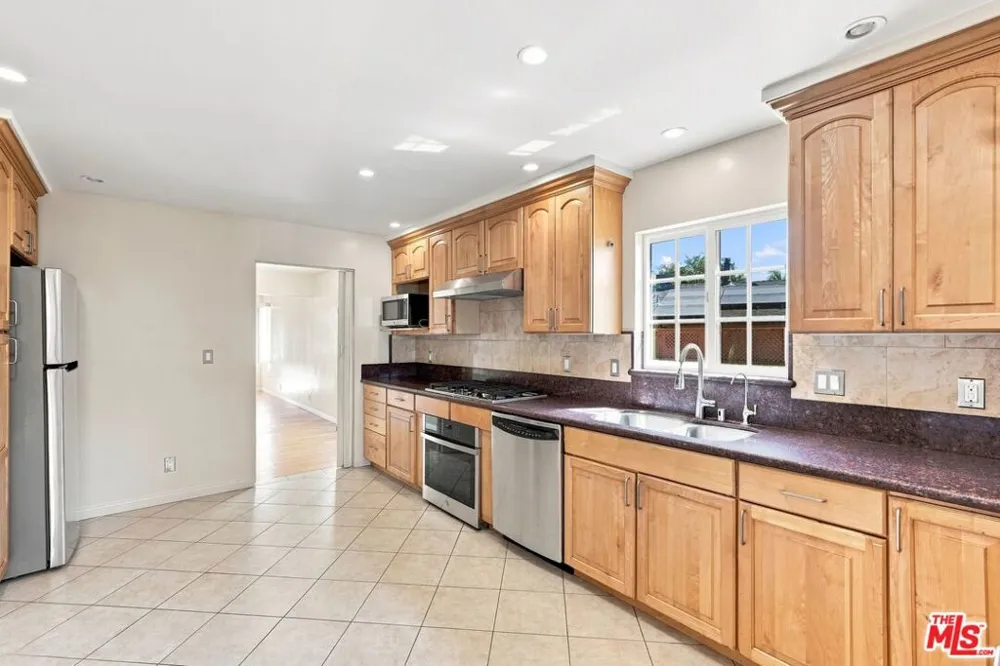8845 Glider Avenue Los Angeles, CA 90045