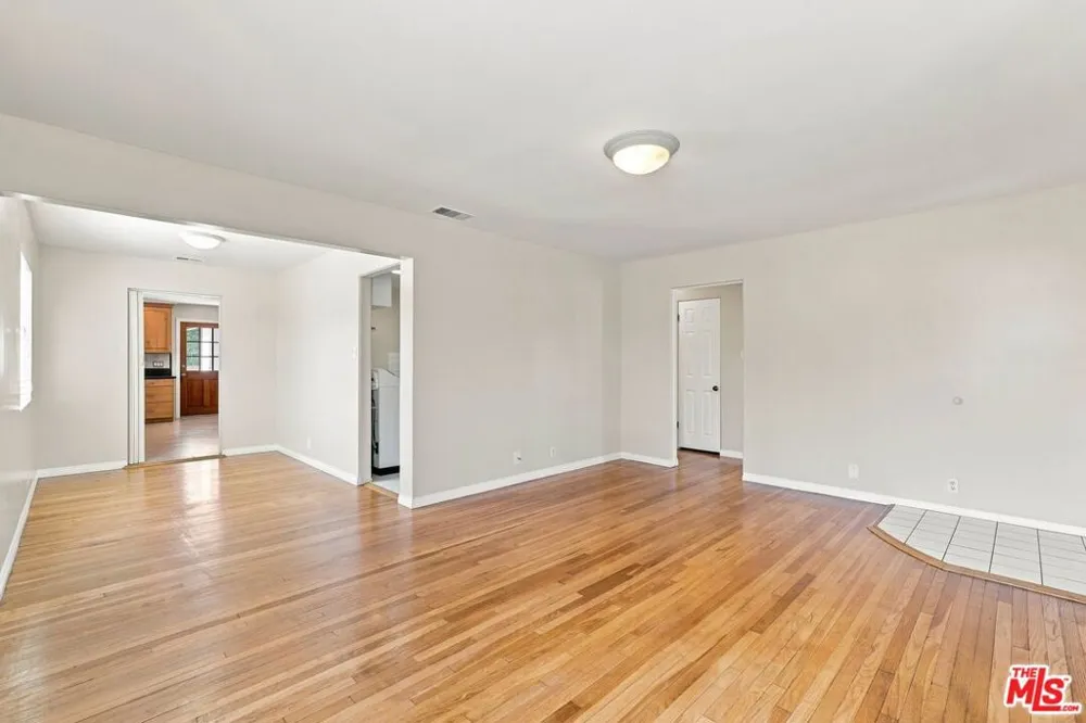 8845 Glider Avenue Los Angeles, CA 90045