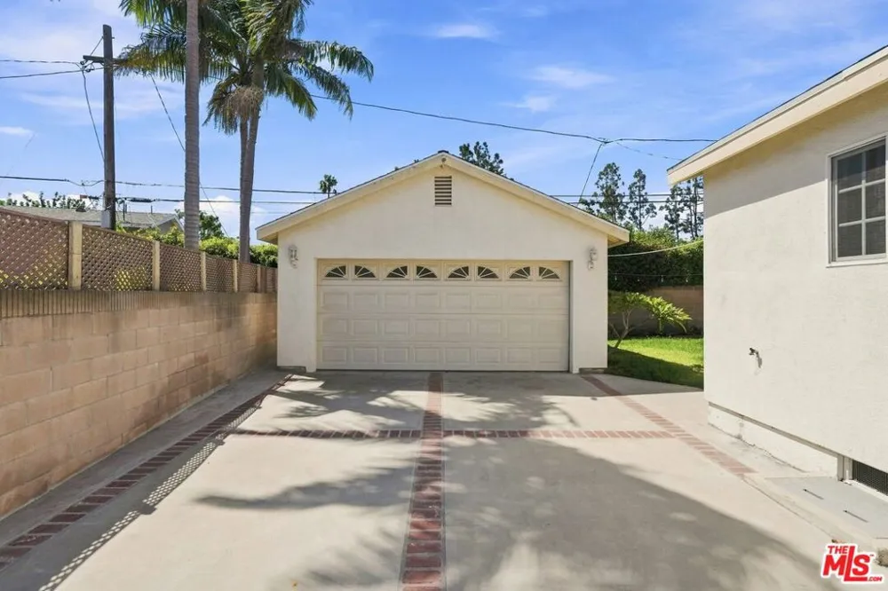 8845 Glider Avenue Los Angeles, CA 90045