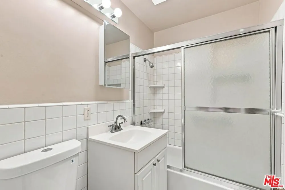 8845 Glider Avenue Los Angeles, CA 90045