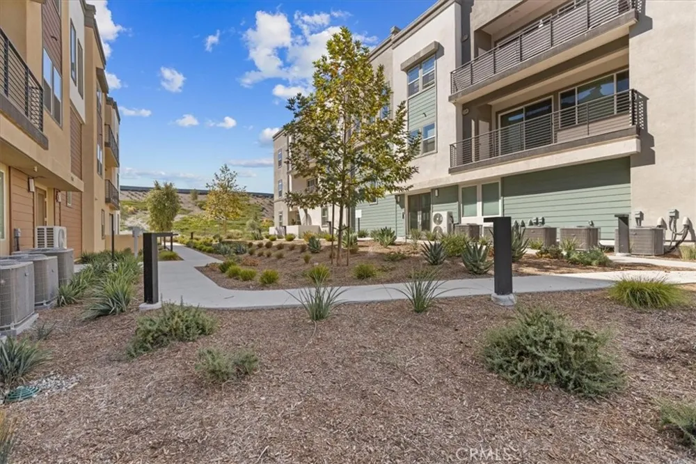 27410 Merlin Place #305 Valencia, CA 91381