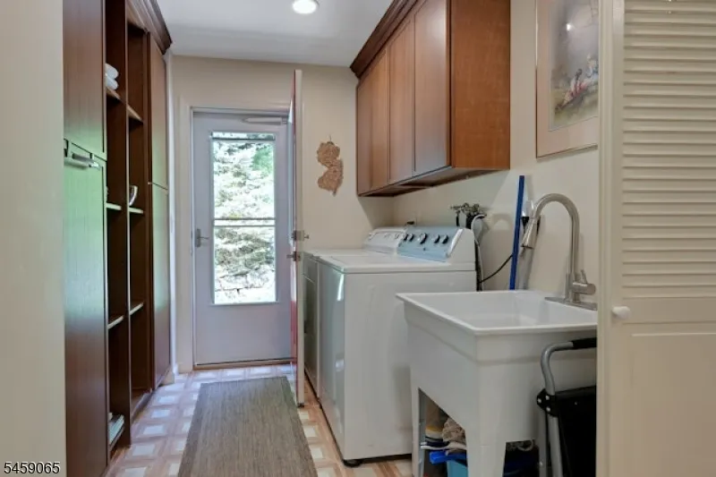 47 Long Ridge Rd Parsippany-Troy Hills, NJ 07869