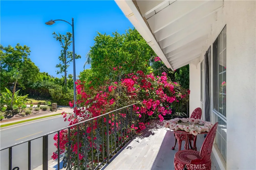 4537 Ellenita Avenue Tarzana, CA 91356