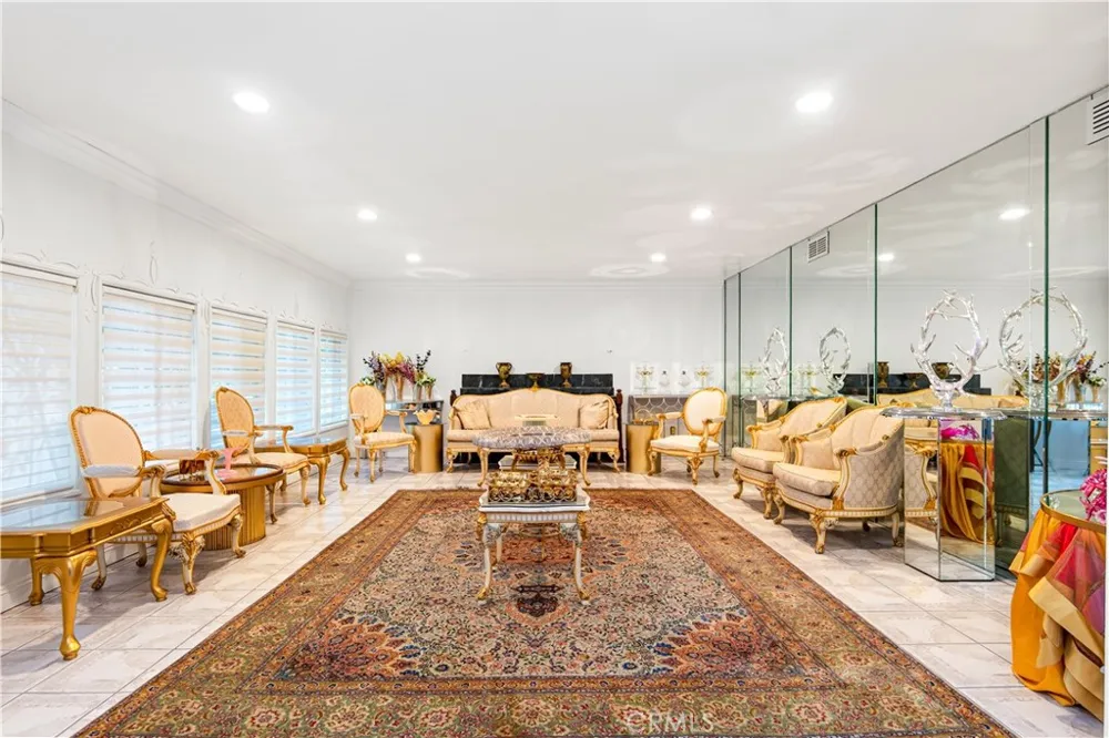 4537 Ellenita Avenue Tarzana, CA 91356