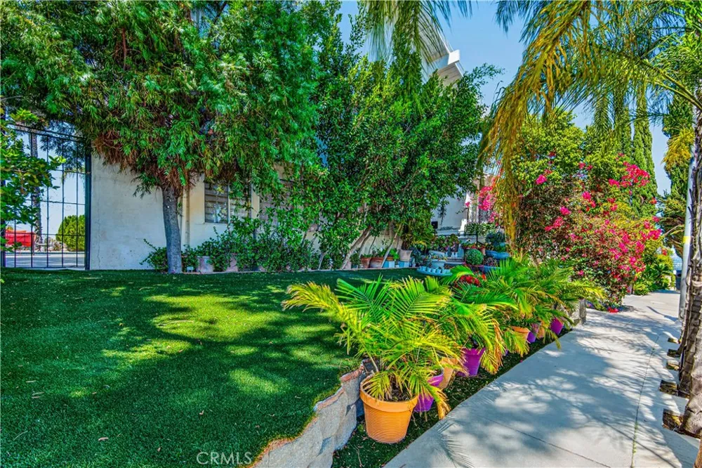 4537 Ellenita Avenue Tarzana, CA 91356