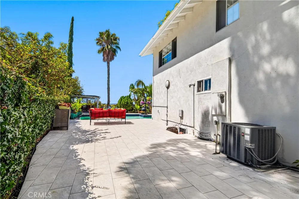 4537 Ellenita Avenue Tarzana, CA 91356