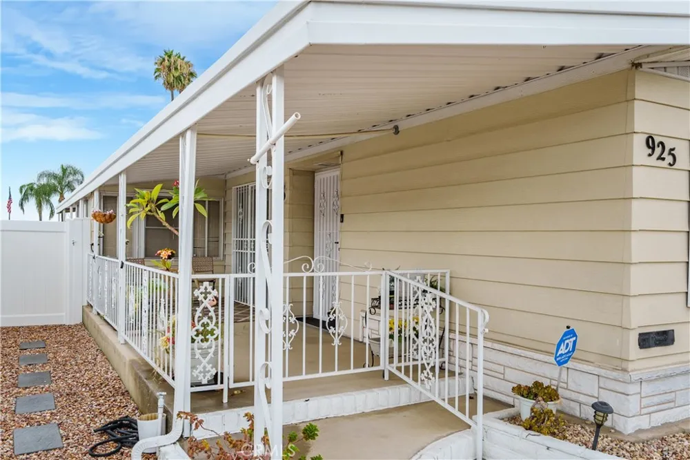 925 S Palm Hemet, CA 92543