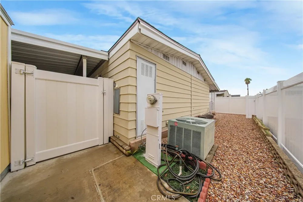 925 S Palm Hemet, CA 92543