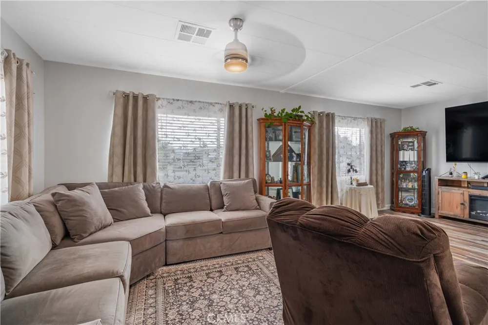 925 S Palm Hemet, CA 92543