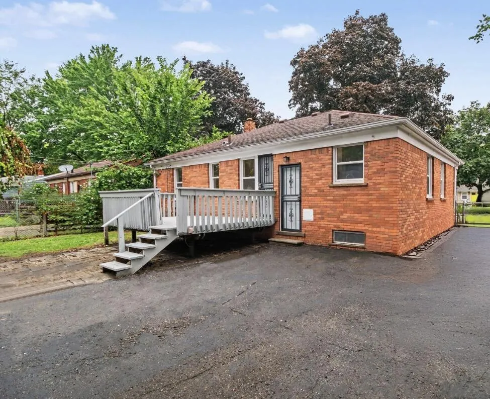 23051 Majestic Street Oak Park, MI 48237