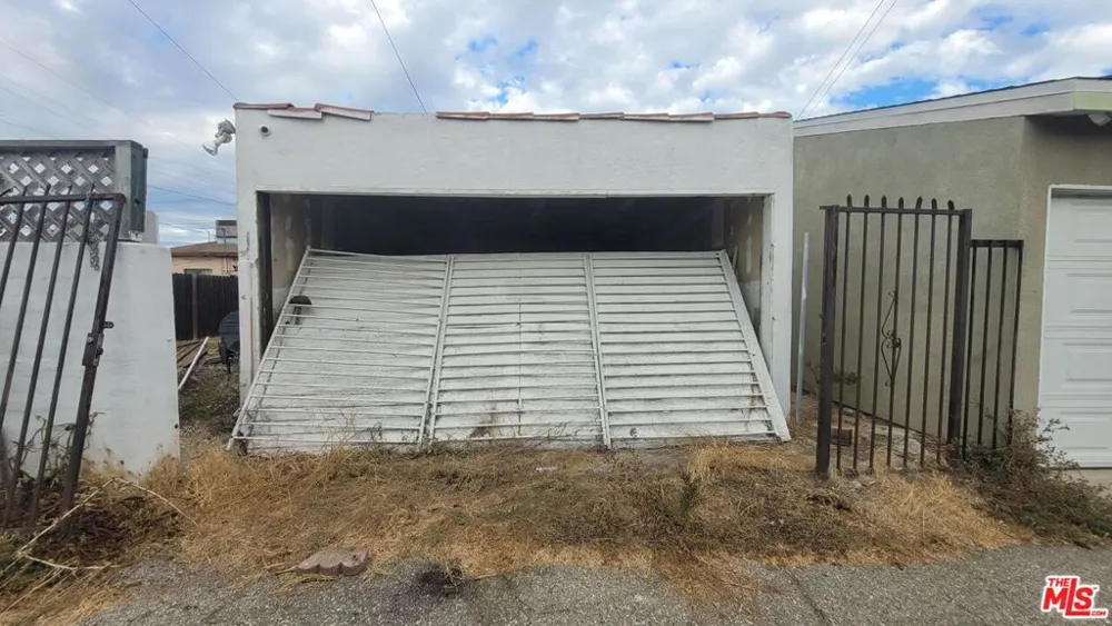 9819 S Hoover Street Los Angeles, CA 90044
